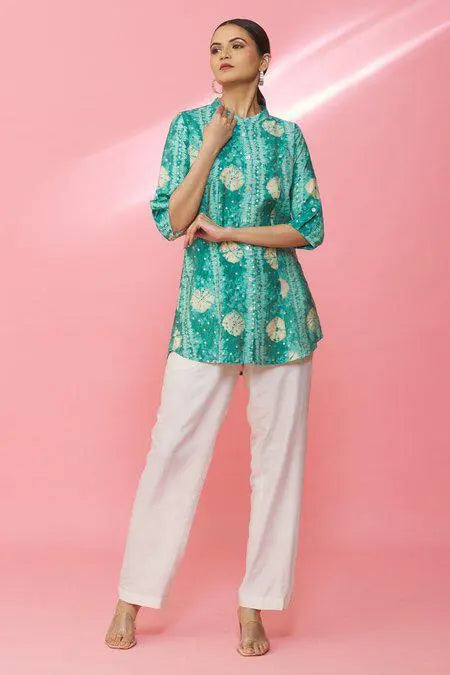 Green geometric print mandarin collar shirt for women - front view